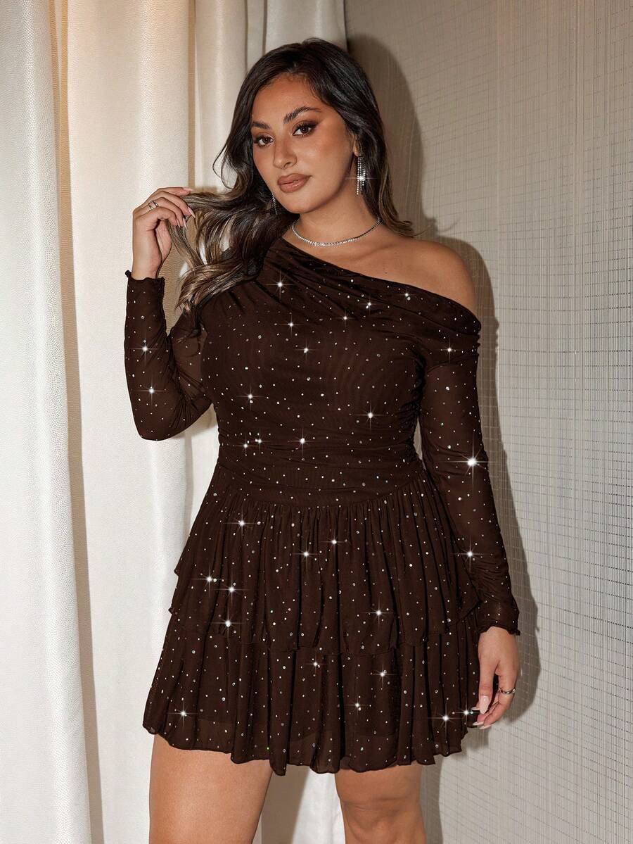 SHEIN BAE Đầm mini dáng dài màu đen bóng lấp lánh, chất liệu lưới, dành cho nữ, kiểu dáng thanh lịch, ngọt ngào và gợi cảm, với phần vai lệch bất đối xứng và viền xếp tầng bồng bềnh. - Cà phê nâu - Xem 1