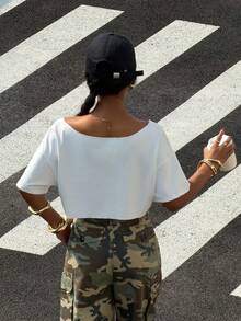 StreetHx 女士不对称肩部短款T恤，朋克数字球衣23号白色短袖不对称肩部上衣 - 白色 - 查看 3
