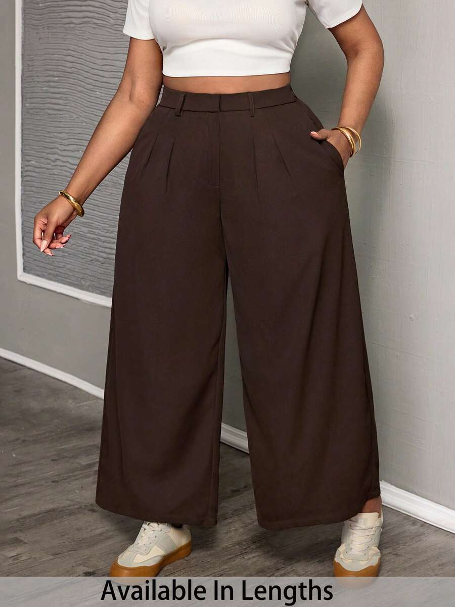SHEIN PETITE CURVE Calça feminina plus size de cintura alta com pregas, bolsos e pernas largas. Calça feminina de pernas largas na cor marrom. Calça feminina de cintura alta e pernas largas para o verão, primavera, para sair e para ocasiões casuais. - Castanho - Ver 1