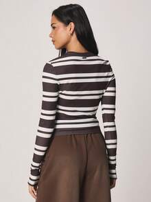 Missguided x Playboy 条纹长袖上衣，横条纹棕白图案，经典版型，圆领，秋冬休闲日常套头针织衫 - 棕色 - 查看 2