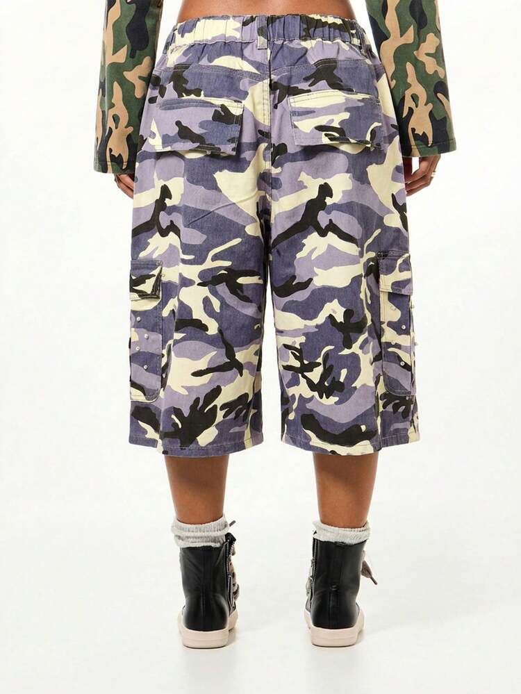 SUMWON WOMEN Pantaloncini cargo in denim con stampa mimetica e dettagli in perle