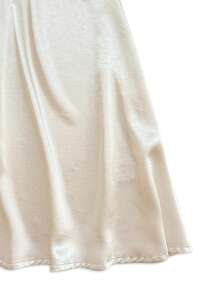 GlowEve Chân váy satin không tay, dài đến đầu gối, trang trí bằng thắt lưng khóa kim loại. - Màu be - Xem 3