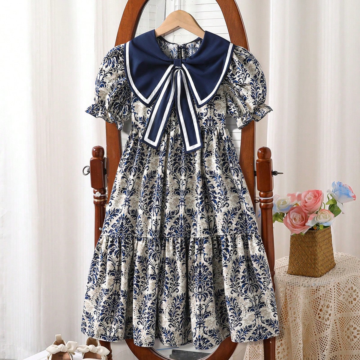 Pieza Vestido de verano bohemio y dulce para niñas con estampado floral azul, gran cuello de lazo, mangas cortas y silueta holgada hasta la rodilla.