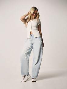 MISSGUIDED 收腰筒形牛仔裤，高腰阔腿设计，宽松版型，浅色水洗效果，适合日常休闲穿着。 - 淺藍色 - 查看 3