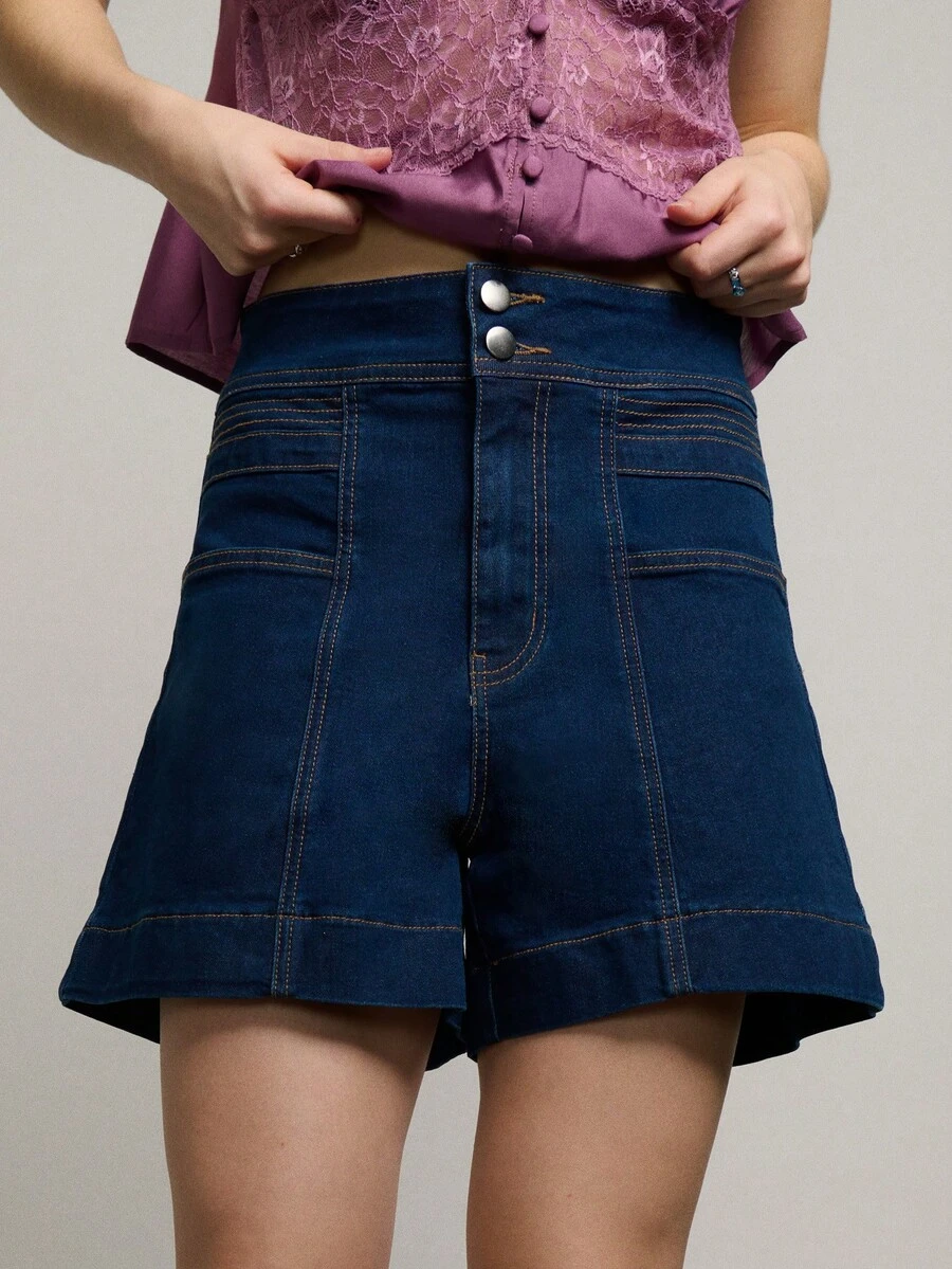 Nöista 高腰牛仔短裤采用双扣设计，并饰有精致的缝线。前后各有两个口袋。适合春夏穿着，女士款。 - 深色水洗藍 - 查看 1