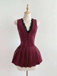 Elamini Bộ đồ nữ màu đỏ tía kẻ sọc cổ chữ V phối ren gồm áo hai dây và chân váy xếp ly ngắn, thích hợp cho đi học, hẹn hò, dạo phố hoặc đi làm. - Màu Đỏ Sâu - Xem 5