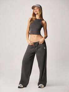 Missguided x Playboy Quần thể thao ống rộng thoải mái, có dây rút ở eo và chi tiết logo thêu, mang đến sự thoải mái thường ngày. - Màu xám đen - Xem 5