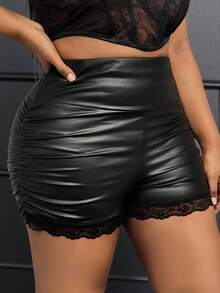 Slaydiva 大码女式优雅派对聚会高腰修身纯黑色短裤，侧边褶裥，七分裤长，PU涂层面料拼接蕾丝边 - 黑色 - 查看 9
