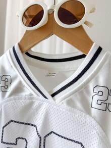 SHEIN Playful Pals Baby Mädchen V-Ausschnitt gestreiftes & numerisches Muster Lässig Sport Straßen Mode Jersey Top