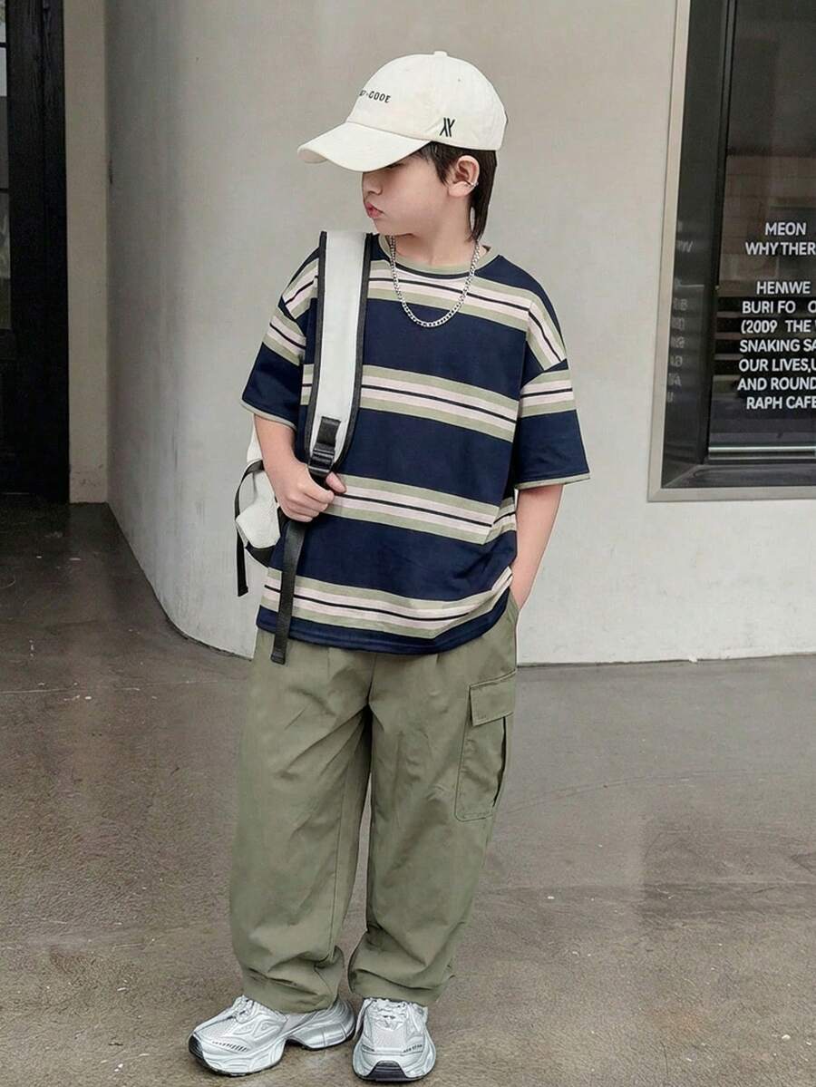 SHEIN Little Byeori 买一送一 男童休闲韩版宽松条纹T恤和工装裤套装,适合通勤、上学、日常休闲、度假、运动、春夏穿着 - 軍綠色 - 查看 1