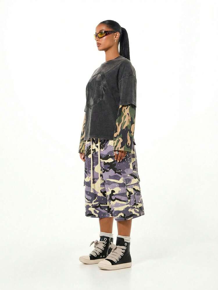 SUMWON WOMEN Pantaloncini cargo in denim con stampa mimetica e dettagli in perle