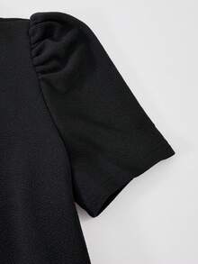 SHEIN ChillGRL Streecool 儿童青少年女孩两件套：针织纯色珍珠装饰圆领泡泡袖T恤 + 梭织数码印花直筒裤配腰带，适合春夏日常休闲穿着 - 黑色 - 查看 7