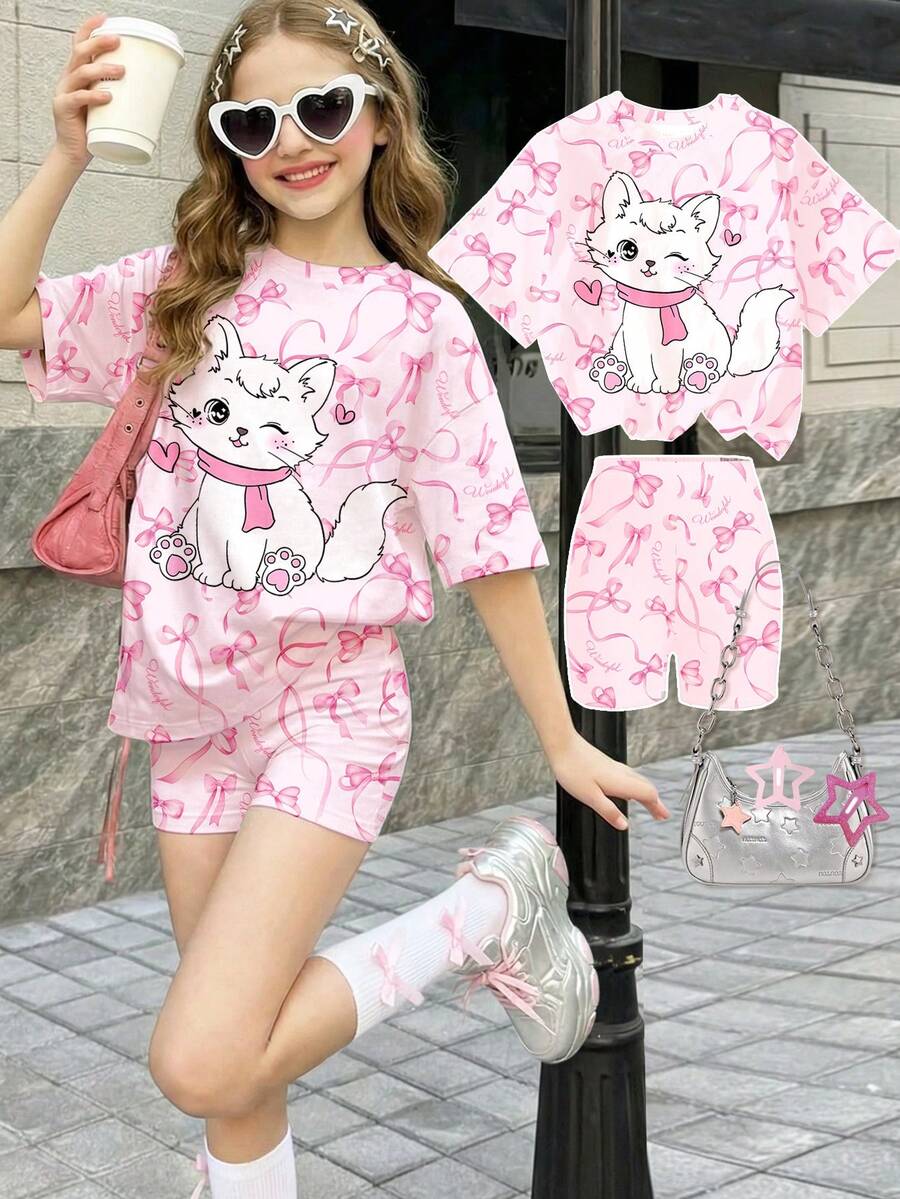 SHEIN 可爱小猫爱心图案,复古甜美粉色蝴蝶结印花,粉色,少女休闲简约短袖短裤两件套,适合夏季,可爱夏季外出装,夏季儿童单品,夏季外出装备,韩版风格,返校季,轻松舒适,时尚童装,春夏外出装,休闲服饰,婴幼儿印花上衣,夏季新款,春夏时尚 - 彩色 - 查看 1
