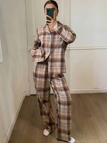 DAZY Bộ đồ ngủ nữ 2 món gồm áo khoác cardigan kẻ caro và quần dài tay rộng. - màu nâu - Xem 3