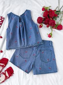 Comfortcana 女士休闲樱桃刺绣无袖上衣和牛仔短裤套装，夏季 - 淺色水洗藍 - 查看 2