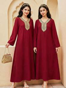 SHEIN 酒红色宽松长款连衣裙，饰有金色箔印，版型宽松，适合度假、春夏、国庆节等场合。 - 酒紅色 - 查看 1