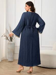 Al Najma Vestido elegante de estilo árabe con ribete de cinta y mangas acampanadas para mujer de talla grande - Azul Marino - Ver 2