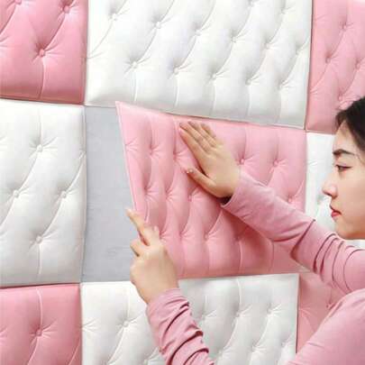 3D立体自粘XPE泡沫墙纸，防水防潮仿皮纹理，床头防撞软包自粘墙贴，可重复使用和裁剪，适用于卧室和客厅墙面装饰，具有隔音和加厚墙面的功能。