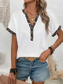 SHEIN Áo thun nữ tay ngắn cổ chữ V phối họa tiết da báo, kiểu dáng thường ngày, có cúc cài. - Nhiều màu - Xem 3