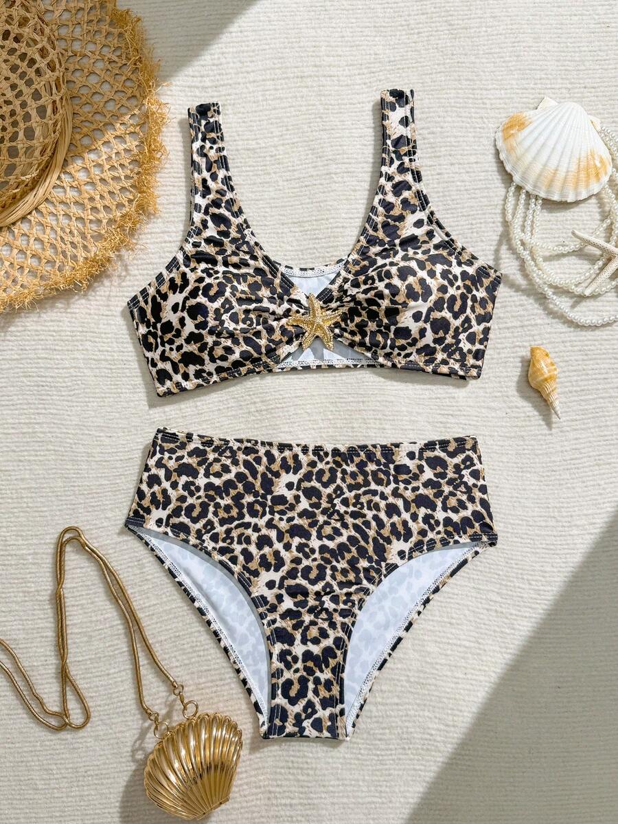 SHEIN Bộ bikini dệt kim họa tiết da báo và ngôi sao dành cho bé gái tuổi teen, đồ bơi thời trang, thanh lịch, phù hợp cho bơi lội, kỳ nghỉ, mùa hè. Bikini họa tiết da báo, bikini họa tiết động vật, đồ bơi họa tiết da báo cho tuổi teen, bikini cạp cao họa tiết da báo, bikini họa tiết da báo, bikini họa tiết động vật hai mảnh. - Màu vàng - Xem 1