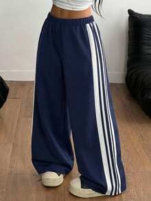 少女黑色紧身街头风长裤，弹力舒适面料，活动自如，简约百搭，适合上学、通勤、日常休闲穿着和冬季穿搭。