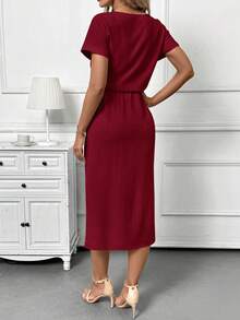 SHEIN Clasi 杏色度假风圆领短袖修身中长连衣裙，适合夏季休闲、度假、日常通勤。 - 酒紅色 - 查看 2