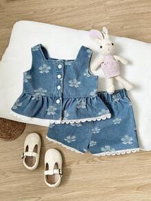 SHEIN Playful Pals 女婴牛仔套装，休闲时尚设计，无袖宽松荷叶边下摆纽扣衬衫搭配松紧腰带蕾丝边牛仔短裤，柔软棉质面料，适合春、夏、秋、冬四季穿着。 - 中等水洗藍 - 查看 6