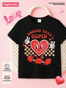 SHEIN Streecool Kids Áo thun ngắn tay tay thoải mái dành cho bé trai nhân dịp Lễ Tình nhân, phong cách thường ngày, thời trang, sáng tạo, cá tính, tỉ mỉ, họa tiết máy xúc đơn giản, hình trái tim, khẩu hiệu kinh điển, họa tiết in, kiểu dáng cơ bản thường ngày, thoải mái, mang không khí Lễ Tình nhân, phù hợp cho bé trai trong ngày Valentine, phong cách Ba Lan, áo mặc ngoài trời. - màu đen - Xem 8