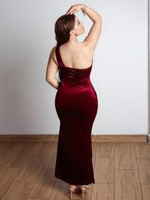 Lupita Cardoza Vestido largo de mujer vintage elegante con un hombro y volantes plisados en el bajo - Burdeos - Ver 2