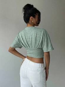 Aloruh Camiseta ajustada de mujer con escote en V profundo, manga corta y cintura fruncida en color albaricoque - Verde - Ver 2