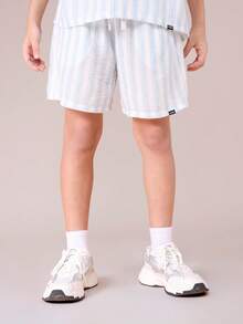 Bộ đồ thể thao SUMWON cho bé trai gồm áo sơ mi ngắn tay kẻ sọc và quần short cùng màu, thích hợp cho mùa hè, kiểu dáng thường ngày. Chất liệu vải nhẹ, có họa tiết, áo cổ bẻ cài nút và quần short cạp chun, lý tưởng cho kỳ nghỉ. - Xanh và trắng - Xem 4