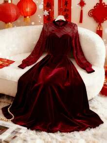 Chiquease Gaun Natal Elegan Warna Burgundy Model A-Line dengan Kerah Tegak, Lengan Panjang Berenda Semi-Transparan, dan Hem Mengembang dengan Aksen Jala Kontras - Burgundy - View 3