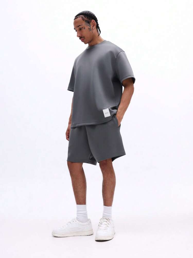 Completo t-shirt e pantaloncini larghi