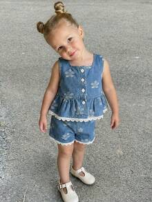 SHEIN Playful Pals 女婴牛仔套装，休闲时尚设计，无袖宽松荷叶边下摆纽扣衬衫搭配松紧腰带蕾丝边牛仔短裤，柔软棉质面料，适合春、夏、秋、冬四季穿着。 - 中等水洗藍 - 查看 5