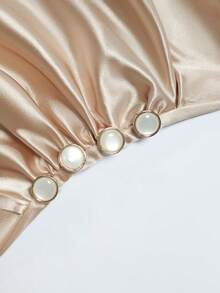 SHEIN Franclia 闪亮弹力缎面装饰纽扣优雅性感连体衣，女士缎面连体衣，女士短袖连体衣，金色缎面上衣，金色泳衣连体衣，米色泳衣，金属色泳衣，女士优雅上衣，V领连体衣，女士连体衣，女士短袖连体衣，女士优雅金色连体衣 - 杏色 - 查看 4