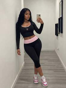 Slaydiva 早春新款，春夏音乐节，情人节，复活节休闲风，简约基础款，Y2K街头甜美风，网络爆款畅销单品，日常约会，辣妹风，性感运动风，返校季，U领长袖，英文标语撞色印花，粉色领子，短款T恤+七分裤，紧身裤，撞色荷叶边腰带，黑色套装，女士两件套 -A - 黑色 - 查看 4