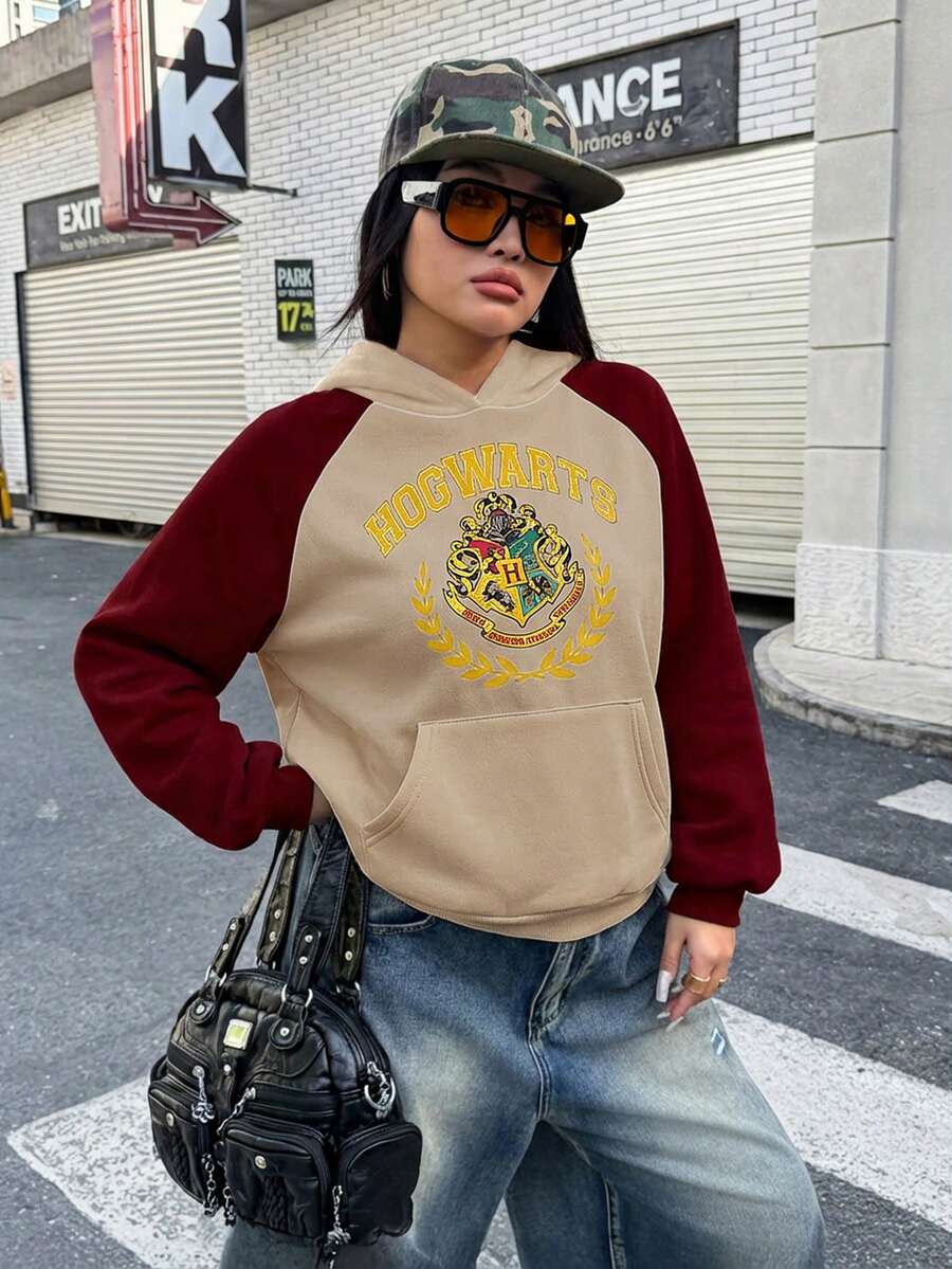 HARRY POTTER X SHEIN 大码女式休闲日常通勤学院风动物徽章字母印花撞色插肩袖袋鼠口袋连帽卫衣，秋冬季保暖女式卫衣，女士街头风棕色卫衣，韩版时尚棕色卫衣 - 杏色 - 查看 1