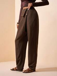 Zivah 2026春夏新品，适合音乐节、复活节、圣帕特里克节、情人节、约会、西部风、游牧风、生日派对、通勤、早午餐、机场、聚会、假日等场合穿着的宽松亚麻棕色褶裥裤，带口袋和纽扣装饰 - 棕色 - 查看 5