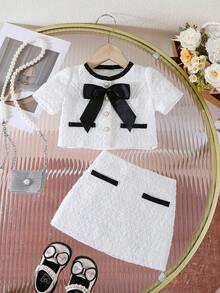 SHEIN Conjunto de 2 piezas para niña bebé: blusa de tweed tejido con botones de perlas falsas y decoración de lazo, talla grande una falda - Elegante conjunto de 2 piezas para uso diario, estilo francés elegante y señorial, de vuelta al colegio, atuendos estilosos, combinación a juego mamá e hija. Conjunto de 2 piezas para niña bebé de estilo vintage blanco para niña de 2 años, uniforme escolar para niña - Blanco - Ver 3