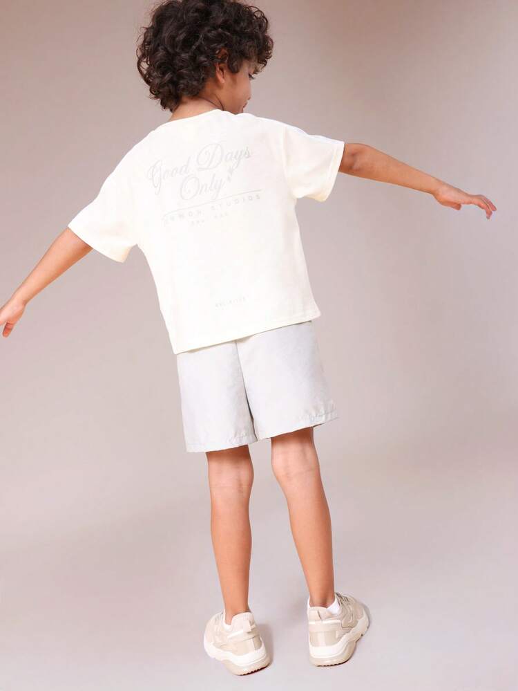 가슴 부분에 프린트가 있는 티셔츠와 반바지 세트