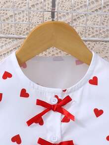 女童白色短袖衬衫，饰有红色爱心印花和可爱蝴蝶结设计，时尚有型。 - 白色 - 查看 5