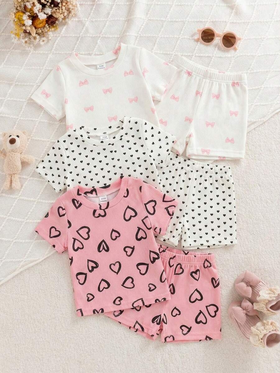 SHEIN Playful Pals 3套女宝宝可爱休闲夏季套装，心形蝴蝶结印花波点粉白罗纹短袖圆领T恤上衣和短裤套装，柔软弹力，适合女宝宝日常穿着，情人节礼物，女宝宝上衣套装，女宝宝心形套装，女宝宝休闲套装，女宝宝粉色服装 - 彩色 - 查看 1