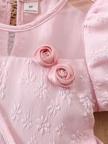 Souflis Souflis 这款甜美公主风粉色连衣裙，采用柔软垂坠的纹理面料制成，泡泡袖设计，轻盈蓬松，领口饰有精致网纱，配有闪亮腰带，侧边口袋附赠同色系迷你小包，裙身点缀着花朵图案，蓬松优雅，适合春夏各种场合，如生日派对、外出游玩等。 - 粉色 - 查看 5