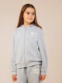 Bộ đồ thể thao SUMWON New York gồm áo hoodie và quần jogger có khóa kéo, điểm nhấn là sọc bên hông tương phản và túi trước, thích hợp cho kỳ nghỉ thường ngày. - Xám - Xem 5