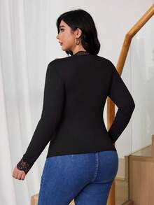 SHEIN Tall CURVE 大码女式撞色蕾丝长袖修身时尚T恤，蕾丝拼接蕾丝打底衫长袖蕾丝V领上衣，春季，情人节，优雅女式衬衫，黑色上衣 - 黑色 - 查看 2