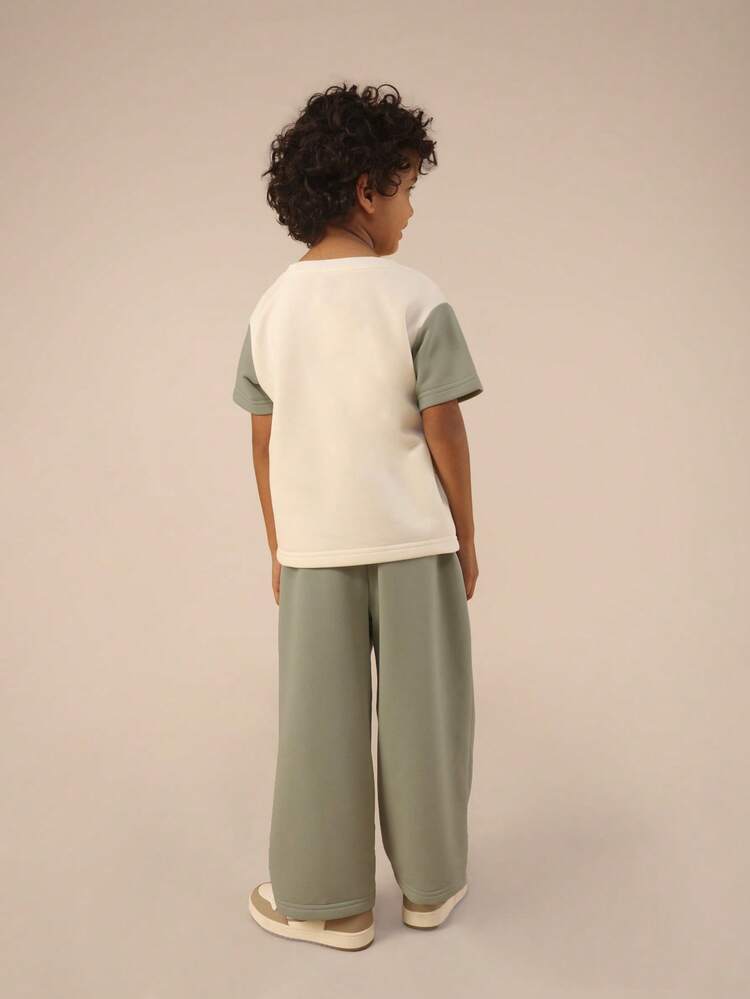 Zestaw z koszulką i spodniami dresowymi w blokach kolorów z nadrukiem