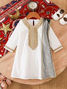 SHEIN Infant Girls' Middle Eastern Traditional Long Sleeve Dress + Matching Floral Lace Star Moon Shawl, Comfortable & Stylish For Everyday Wear, Spring/Autumn - White - View 3