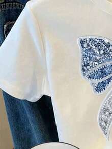 قميص قصير أبيض للمراهقات مع طبعة وردة مزينة بالترتر والراين، تي شيرت متعدد الاستخدامات مناسب للخروجات والربيع والصيف والخريف، شخصي، كاجوال، مناسب للجسم - أبيض - مشاهدة 5