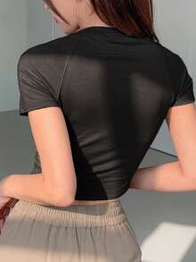 DAZY Camiseta crop unicolor con botón delantero - Negro - Ver 2