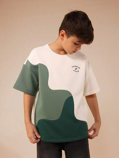  SUMWON 男童宽松抽象撞色短袖圆领T恤，弧形印花设计，休闲度假风